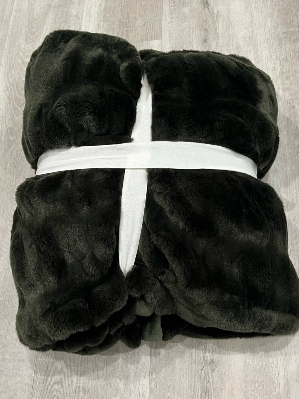 Pottery Barn Ruched Faux Fur Throw Blanket Sycamore Green 50x60 NWT Luxury - Picture 7 of 9